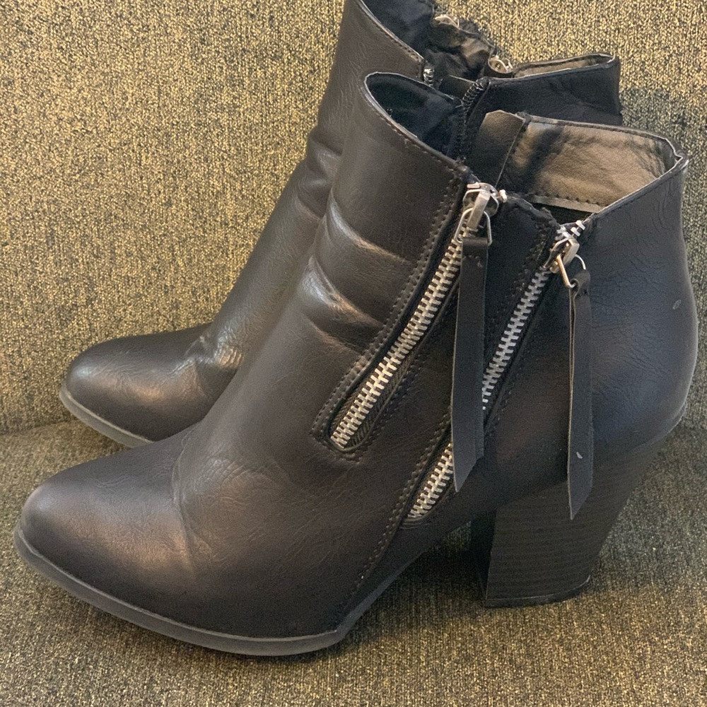 JG Women’s ankle boot - black size 10